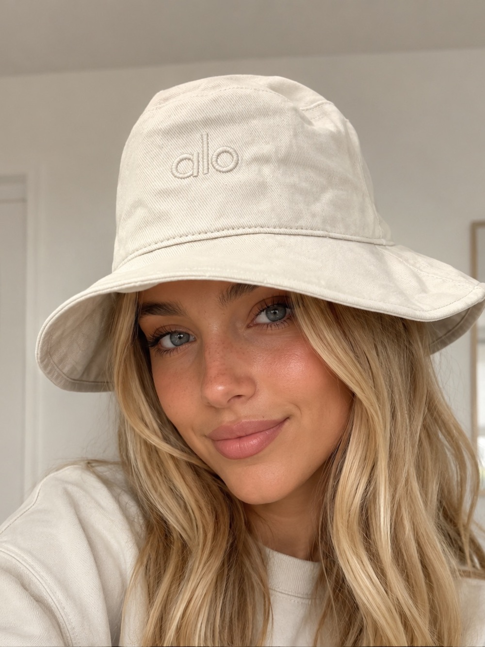 ALO Yoga S/M unisex  Cream Bucket Hat with Embroidered Logo